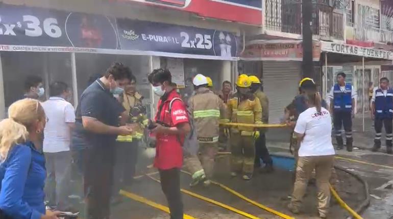 Se quema tienda de conveniencia en Paseo de la Sierra por cortocircuito