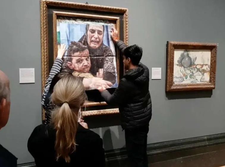 Arrojan pintura en museo de Londres y cubren obra de Picasso en protesta por venta de armas a Israel