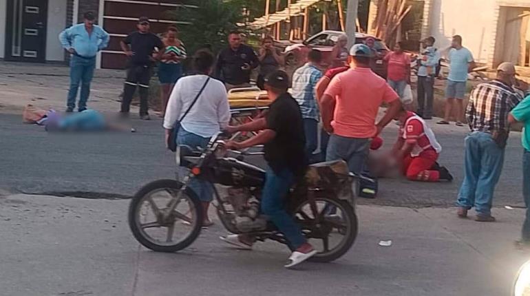 Mueren en accidente padres de familia que viajaban en motocicleta con sus tres hijos en Jalpa