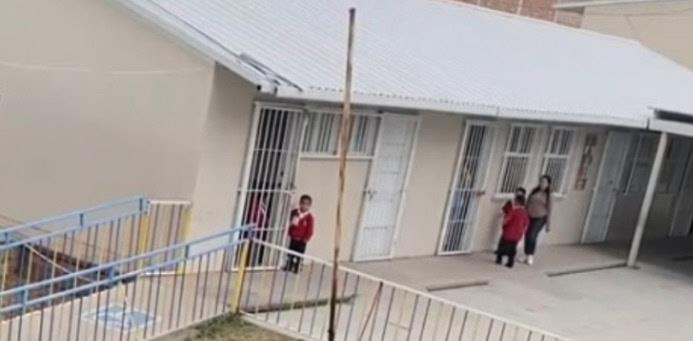 "¡Quiero salir!" suplicaba niño encerrado en un salón de preescolar en Guanajuato 