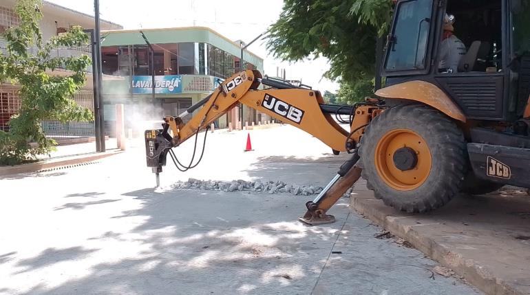 Rompen pavimento de nuevo malecón de Gaviotas para instalación de sistema de riego