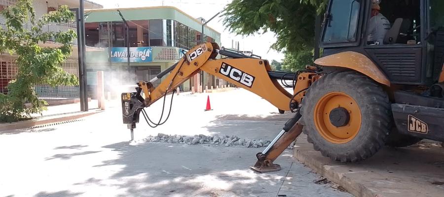 Rompen pavimento de nuevo malecón de Gaviotas para instalación de sistema de riego