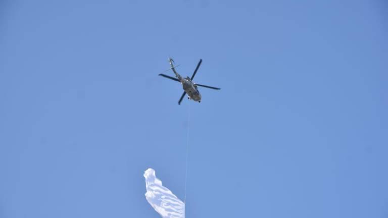 Captan helicóptero de Marina sobrevolando Culiacán con una bandera blanca