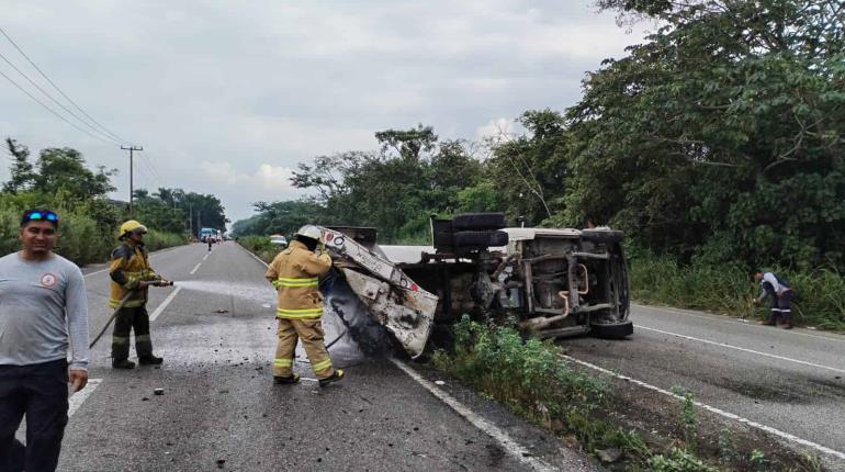 Vuelca pipa de gas LP en la vía Cunduacán-Comalcalco