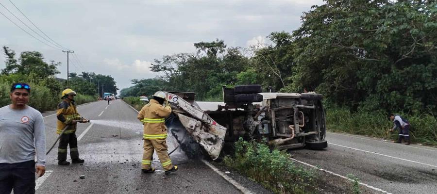 Vuelca pipa de gas LP en la vía Cunduacán-Comalcalco