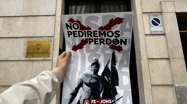 "No pediremos perdón" circula en redes cartel fuera de la Embajada de México en Madrid