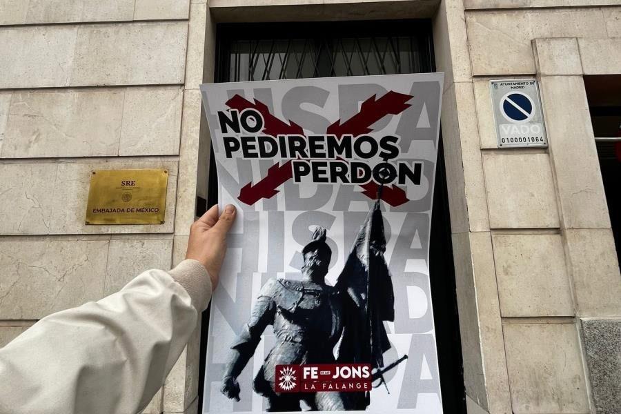 "No pediremos perdón" circula en redes cartel fuera de la Embajada de México en Madrid