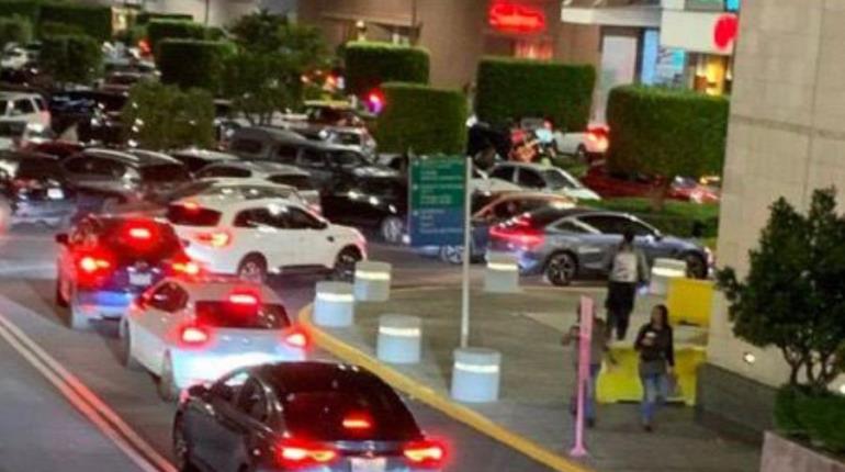 Automovilistas quedan atrapados en centro comercial de CDMX por manifestación de taxistas