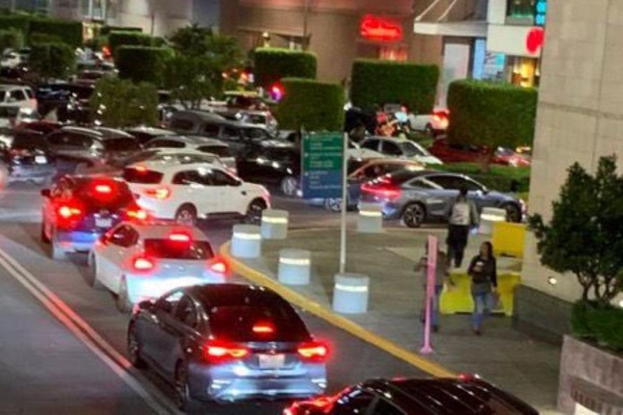 Automovilistas quedan atrapados en centro comercial de CDMX por manifestación de taxistas