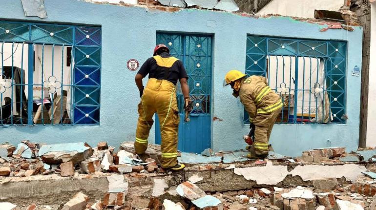 Colapsa techo de vivienda en Atasta; no se reportan lesionados