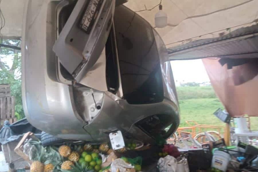 Auto se impacta contra puesto de frutas en Pomoca