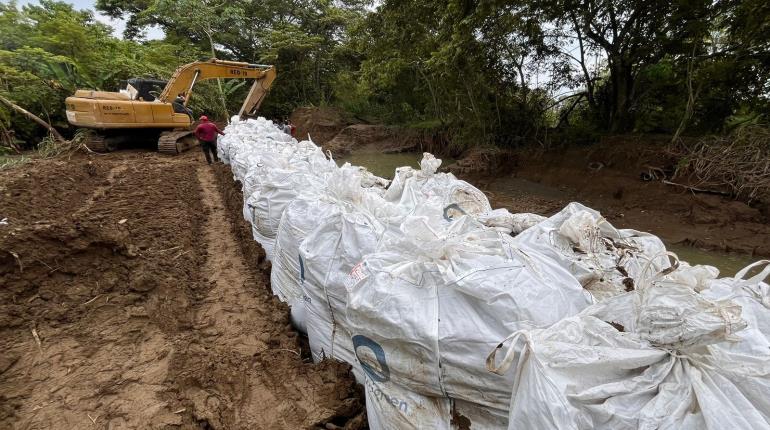 Instalan 60 megacostales en bordo de contención del Pichucalco