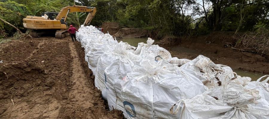 Instalan 60 megacostales en bordo de contención del Pichucalco