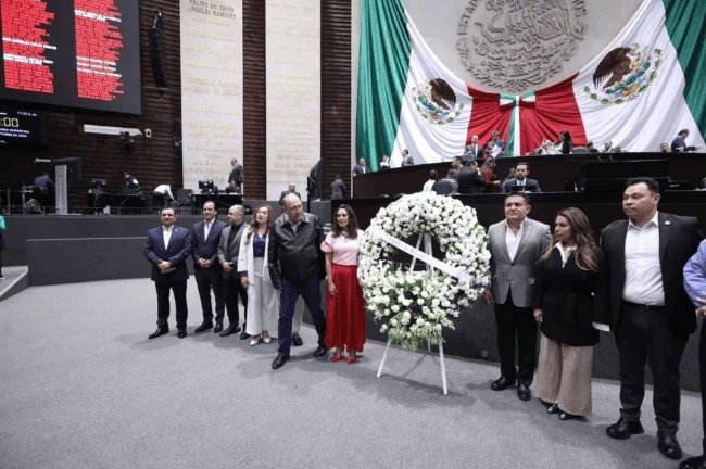 "Murió la justicia", priistas llevan corona de flores a San Lázaro