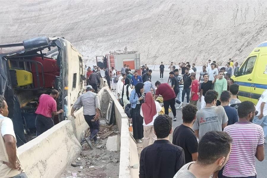 Vuelca autobús y deja 12 universitarios muertos en Egipto