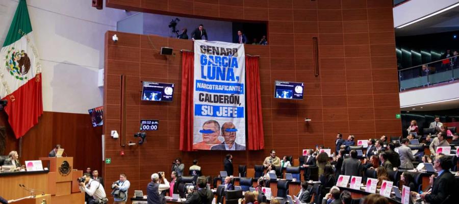 Morena despliega manta en el Senado: "García Luna, narcotraficante; Calderón, su jefe"