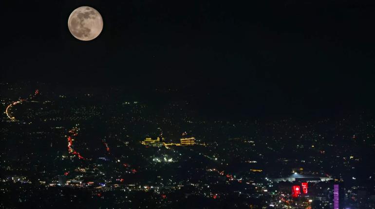 Superluna de octubre cautiva a miles alrededor del mundo