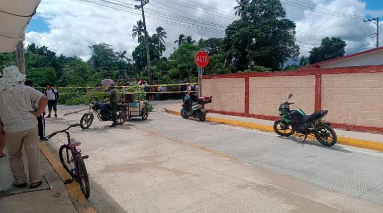 Bloquean carretera para exigir sustitución de un poste de luz en Santa Cruz, Centla