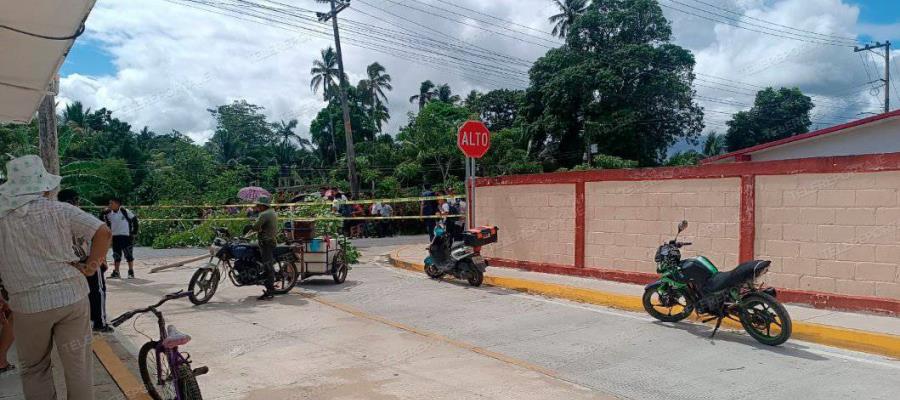 Bloquean carretera para exigir sustitución de un poste de luz en Santa Cruz, Centla