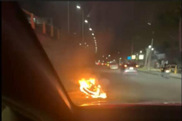 Joven se impacta contra señalamiento en Av. Universidad; su motocicleta se incendió