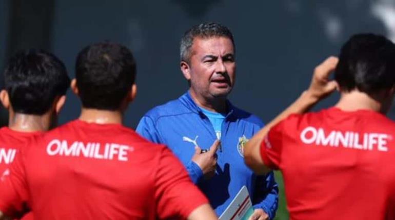 Chivas ratifica a Arturo Ortega como su entrenador para lo que resta del Apertura 2024