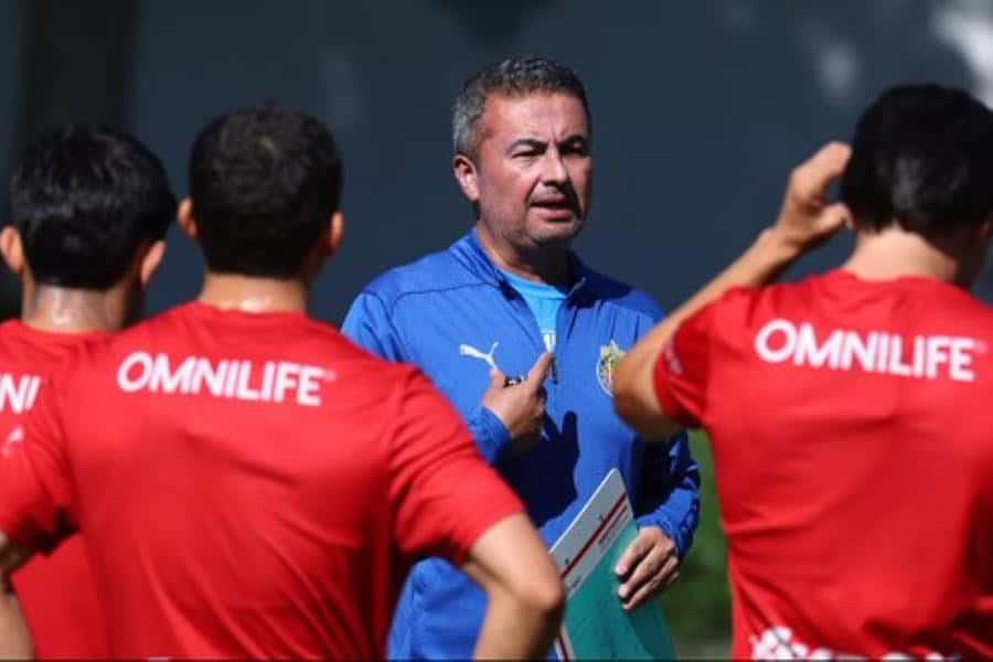 Chivas ratifica a Arturo Ortega como su entrenador para lo que resta del Apertura 2024