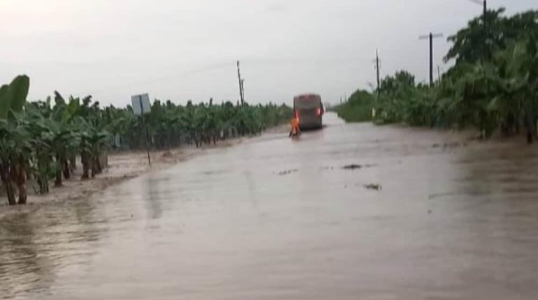 Se desborda el río Teapa, provoca viviendas anegadas y vados