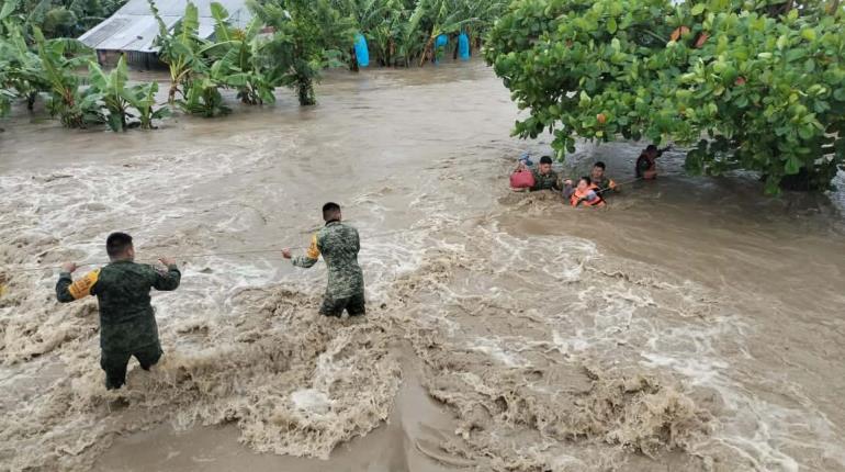 Rescata Ejército a familia atrapada tras desbordamiento del río de la Sierra