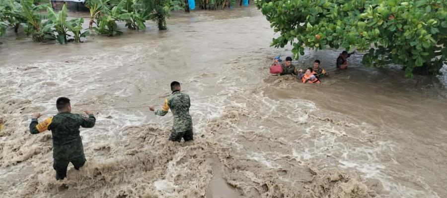 Rescata Ejército a familia atrapada tras desbordamiento del río de la Sierra