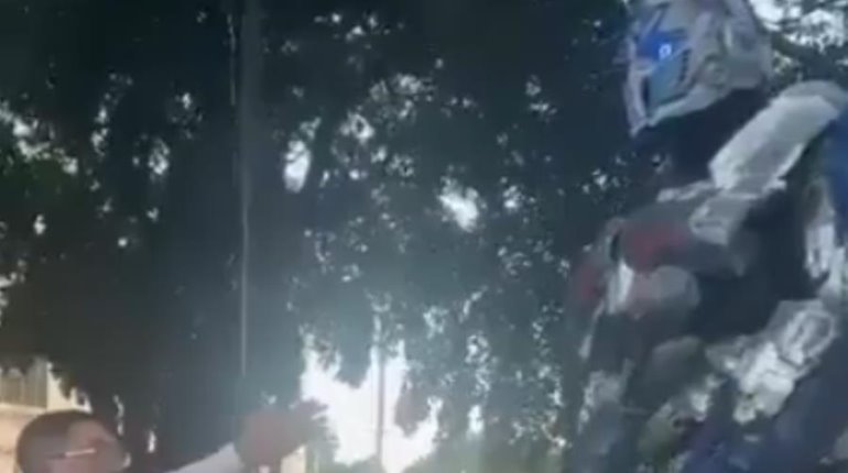 Hombre disfrazado de Óptimus Prime es desalojado de parque por policías de Mérida