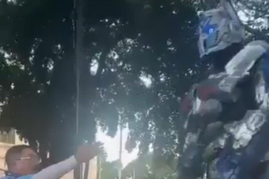 Hombre disfrazado de Óptimus Prime es desalojado de parque por policías de Mérida