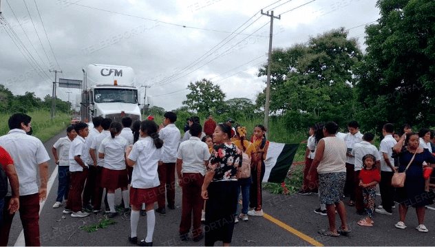 Exigen reparación de calles con bloqueo de 8 horas en la Cárdenas-Coatzacoalcos