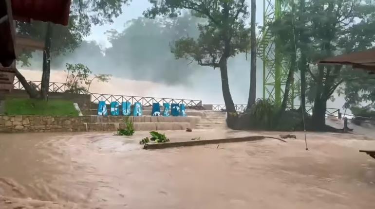 Se desbordan cascadas de Agua Azul en Chiapas por lluvias intensas