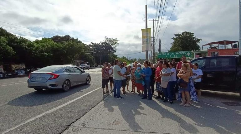 Amenazan con cierre carretero por obras de supermercado, habitantes de fraccionamientos en Parrilla