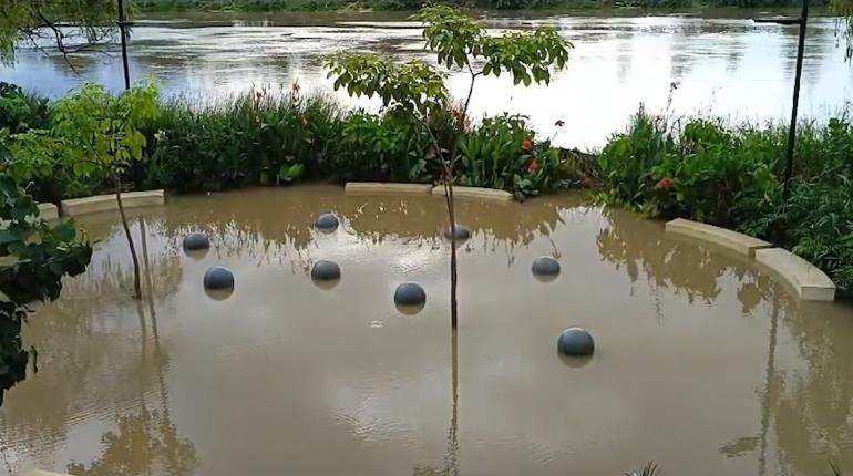 Río Grijalva inunda jardineras y áreas de recreo del malecón de Villahermosa