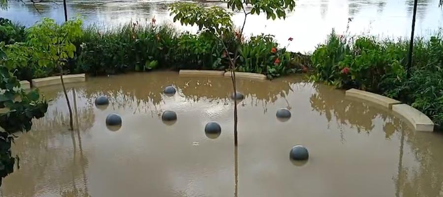 Río Grijalva inunda jardineras y áreas de recreo del malecón de Villahermosa