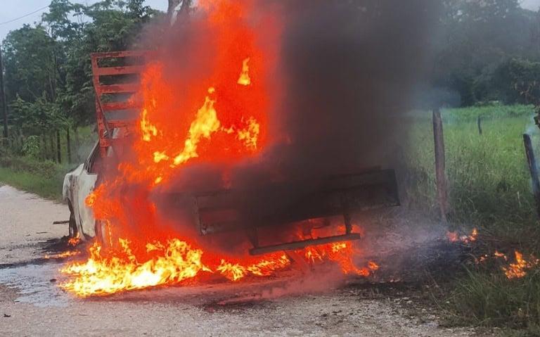 Asaltan a polleros en Comalcalco y les incendian la camioneta