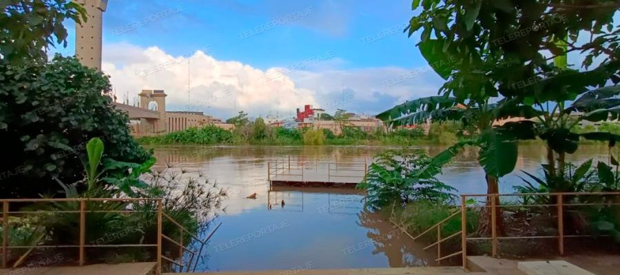 Río Grijalva alcanza escalinatas de muelles en malecón de Gaviotas