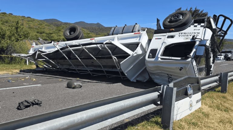 3 elementos muertos y más de 20 lesionados, saldo de volcadura de camión de la Guardia Nacional en Michoacán