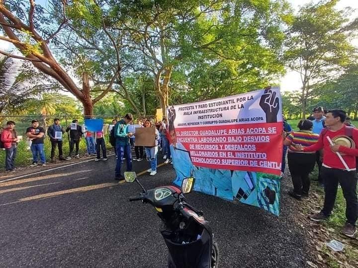 Protestan estudiantes del Tec de Centla; piden destitución del director Guadalupe Arias Acopa