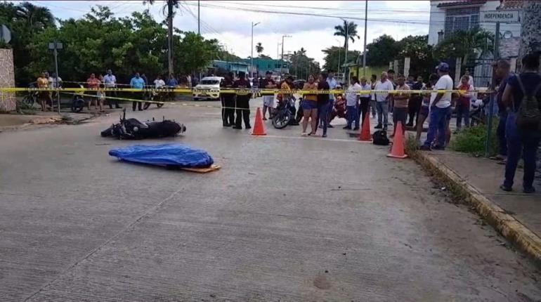 ¡Iba a la escuela! Muere menor tras derrapar en su moto en Centla