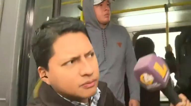 Reportero en Perú queda atrapado en autobús cuando arranca durante enlace en vivo