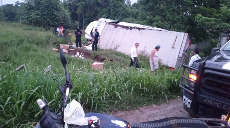 Vuelca tráiler cargado de papel... y ¡no hubo rapiña!