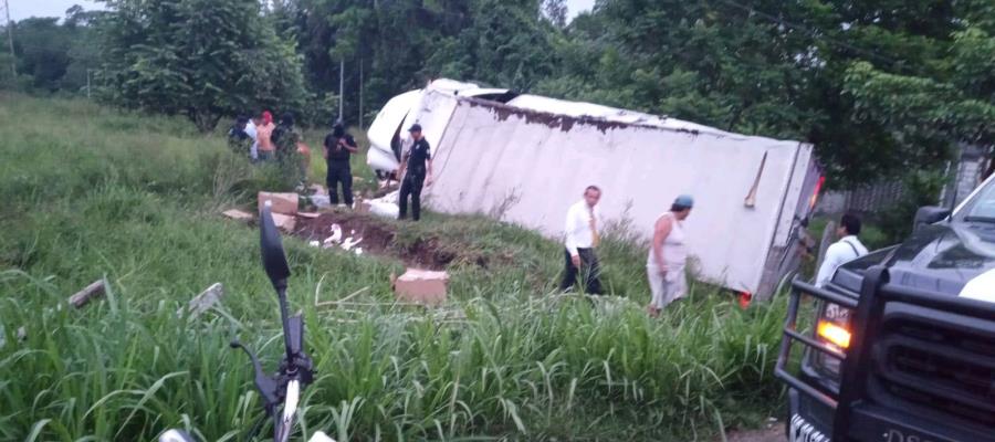 Vuelca tráiler cargado de papel... y ¡no hubo rapiña!