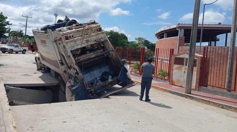 Se hunde camión de basura en socavón de Tamulté de las Sabanas