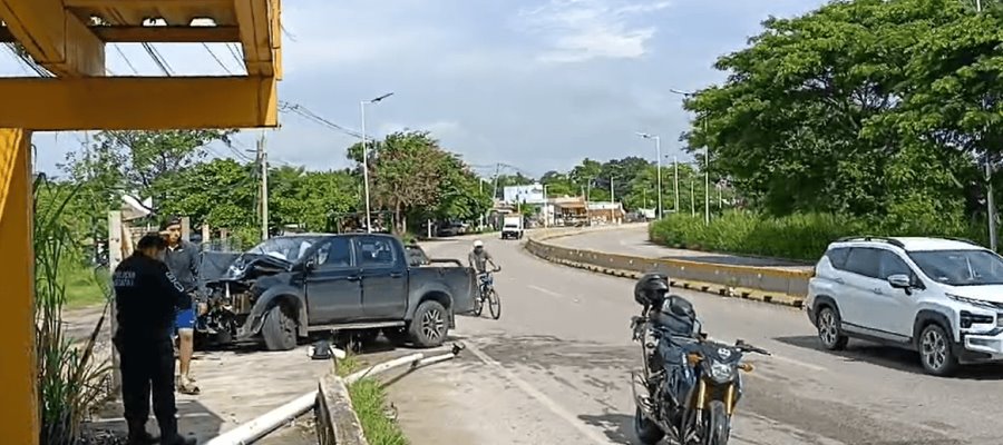 Camioneta choca con luminaria en la Nacajuca – Villahermosa