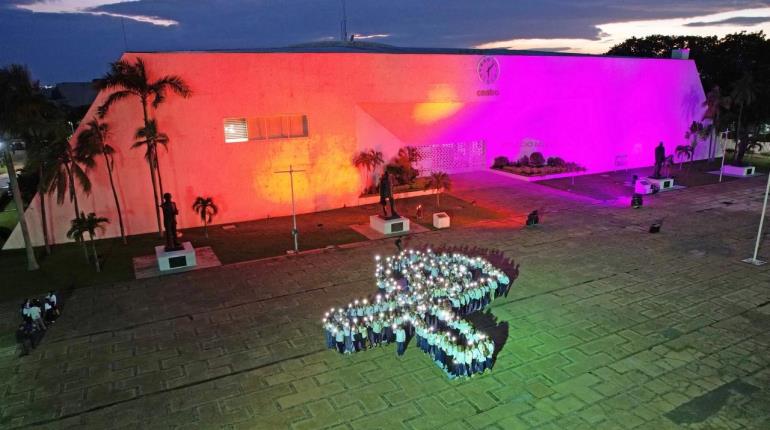 Fachada del Ayuntamiento de Centro se ilumina de color naranja