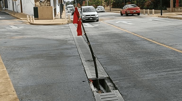 Se hunden tapas de canal pluvial en varios puntos del malecón de Villahermosa