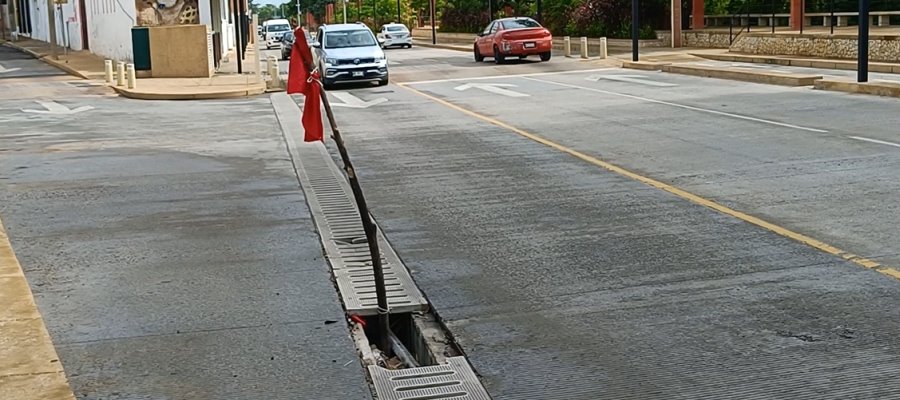 Se hunden tapas de canal pluvial en varios puntos del malecón de Villahermosa