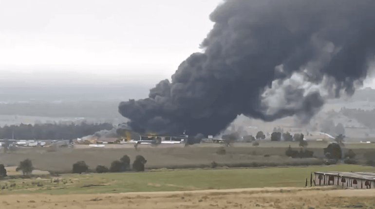 Se registra fuerte incendio en fábrica de aceite automotriz en Puebla